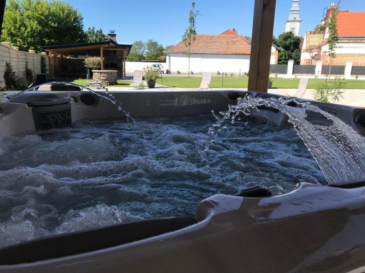 Notarius Vendeghaz Bed & Breakfast Poroszlo Bagian luar foto